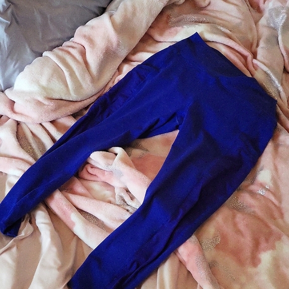 Fabletics On the Go Powerhold High Waisted Capri Workout Leggings with Pockets - Picture 3 of 4